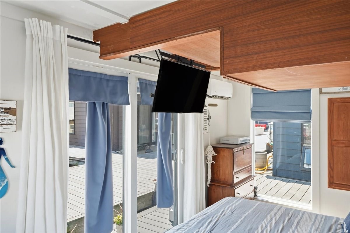 1 Pier 8 13th St # B28 Property Photo 15