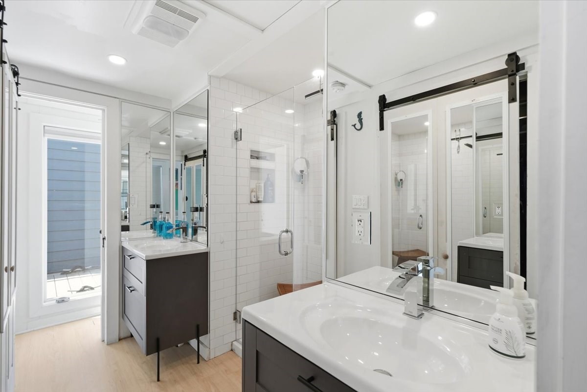 1 Pier 8 13th St # B28 Property Photo 18