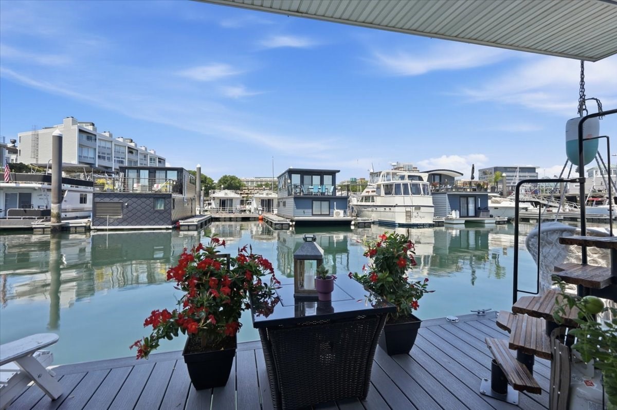 1 Pier 8 13th St # B28 Property Photo 21