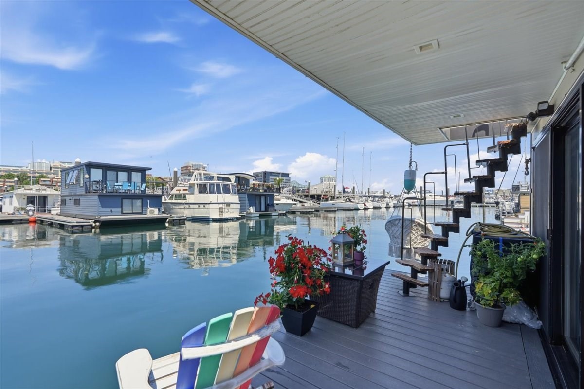 1 Pier 8 13th St # B28 Property Photo 22
