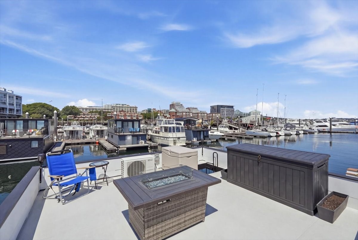 1 Pier 8 13th St # B28 Property Photo 24