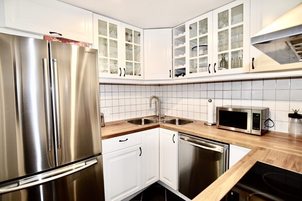 125 Beacon St # 10 Property Photo 1