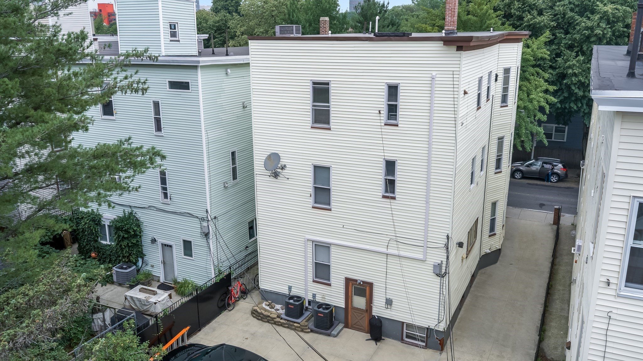 311-313 Cardinal Medeiros Ave Property Photo 3