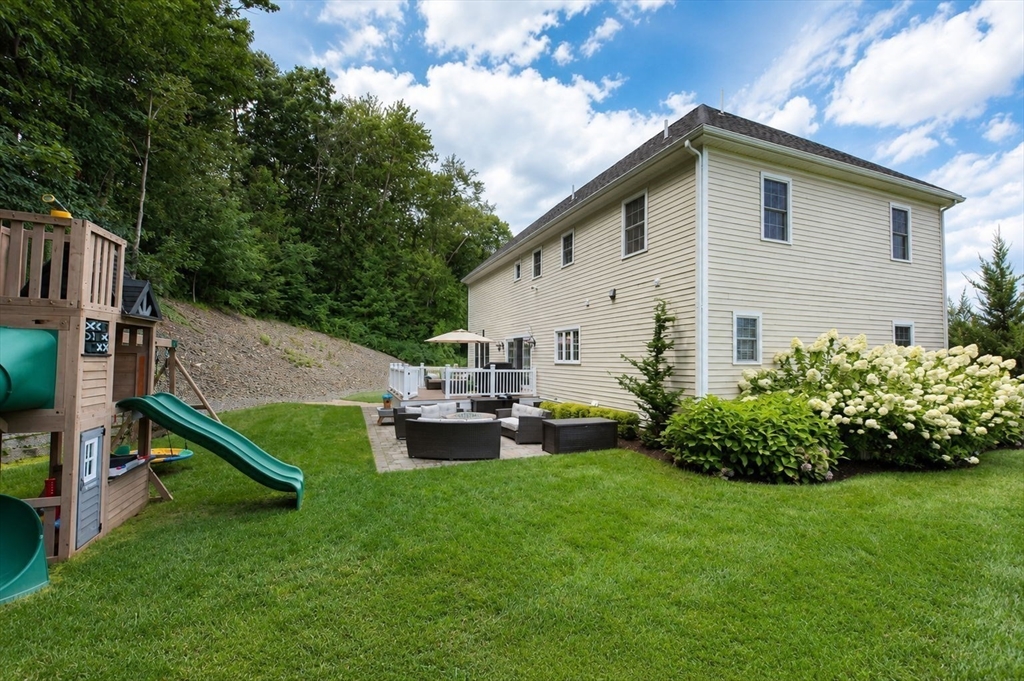 4 E Meadow Ln Property Photo 3