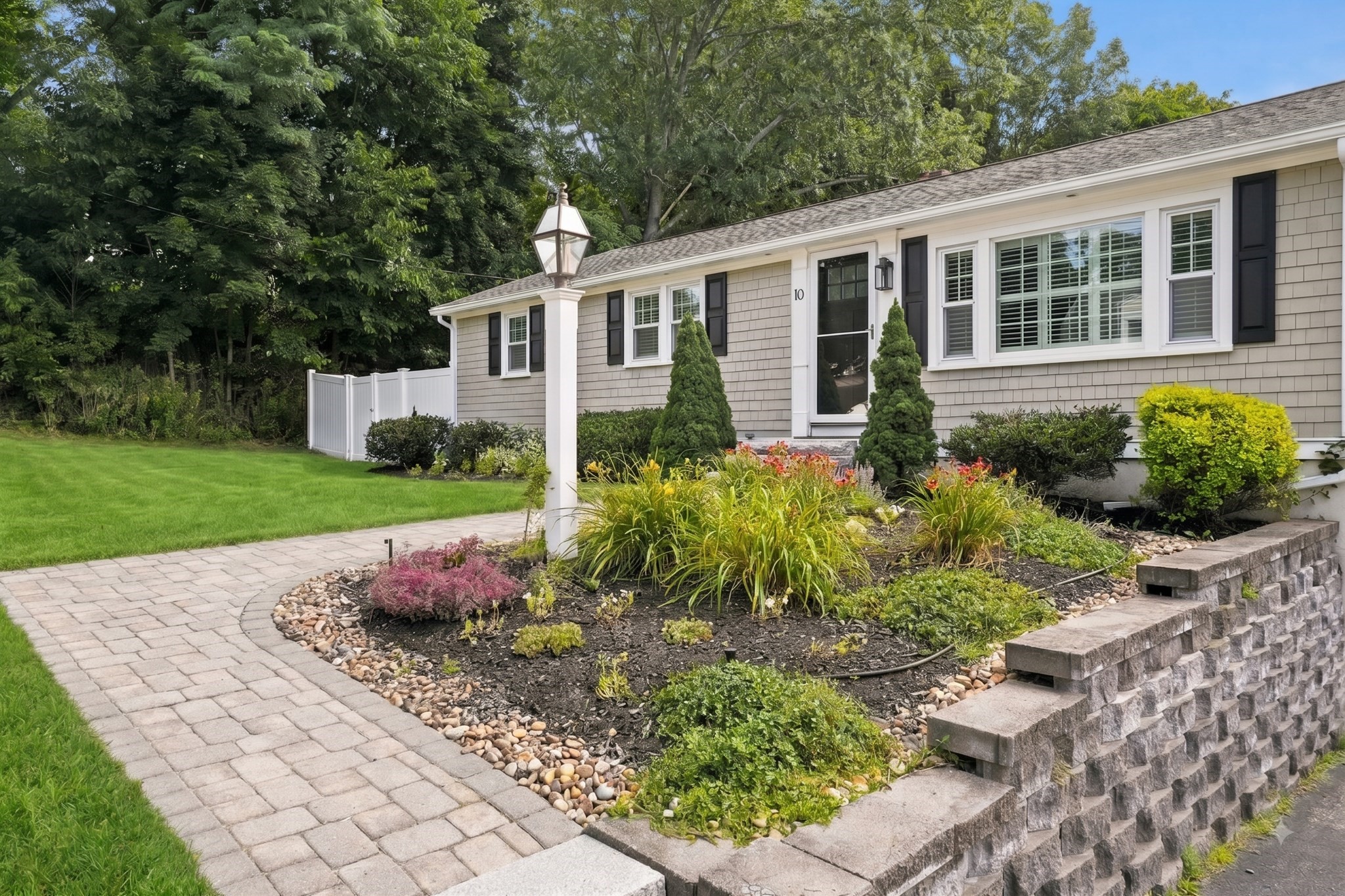 10 Hunter Dr Property Photo 2