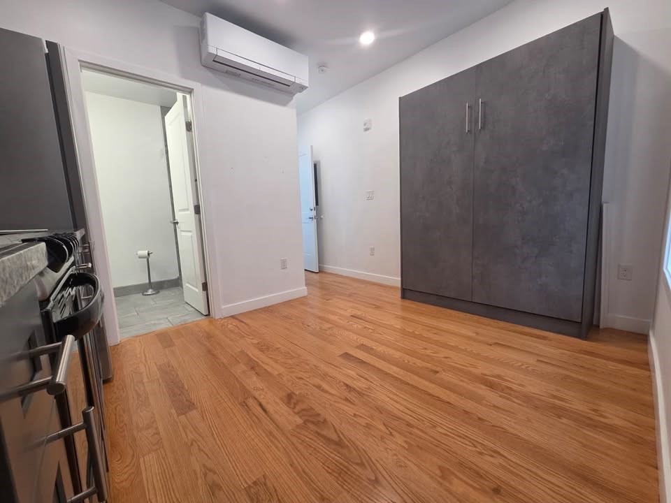 165 Hawthorne St # 204 Property Photo 1
