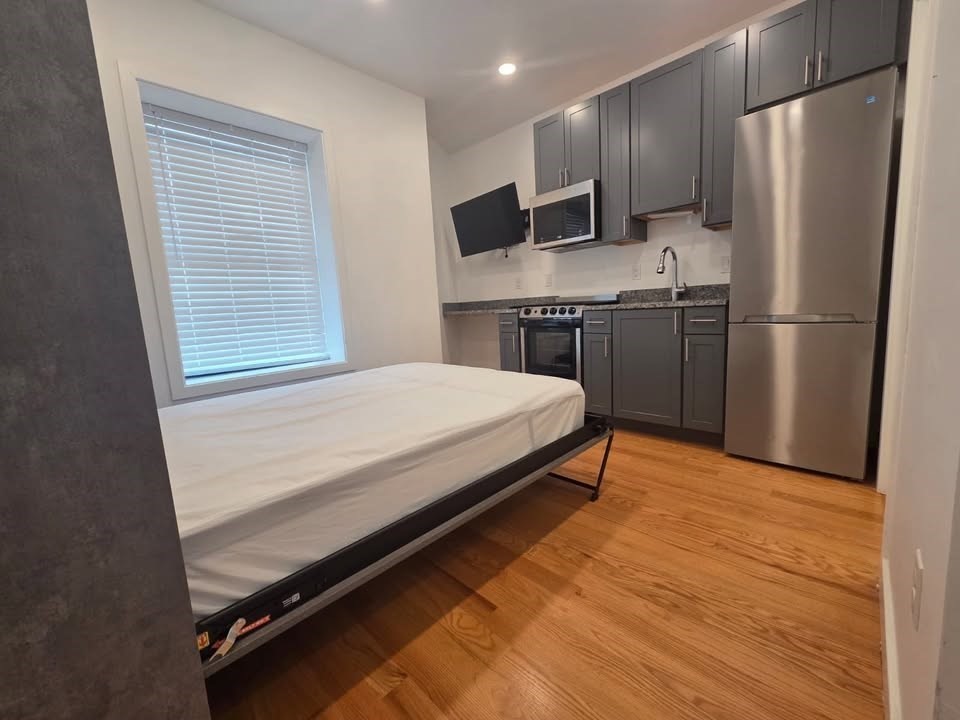 165 Hawthorne St # 204 Property Photo 2