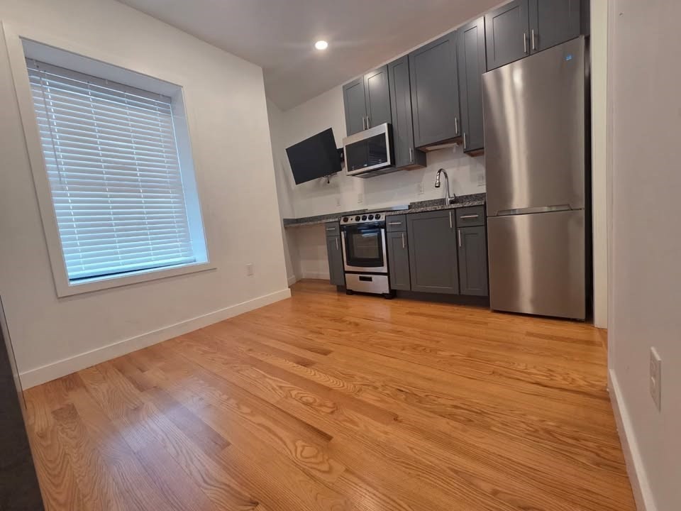 165 Hawthorne St # 204 Property Photo 3