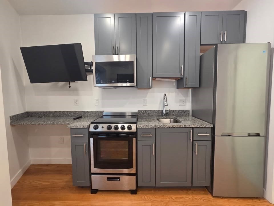 165 Hawthorne St # 204 Property Photo 6