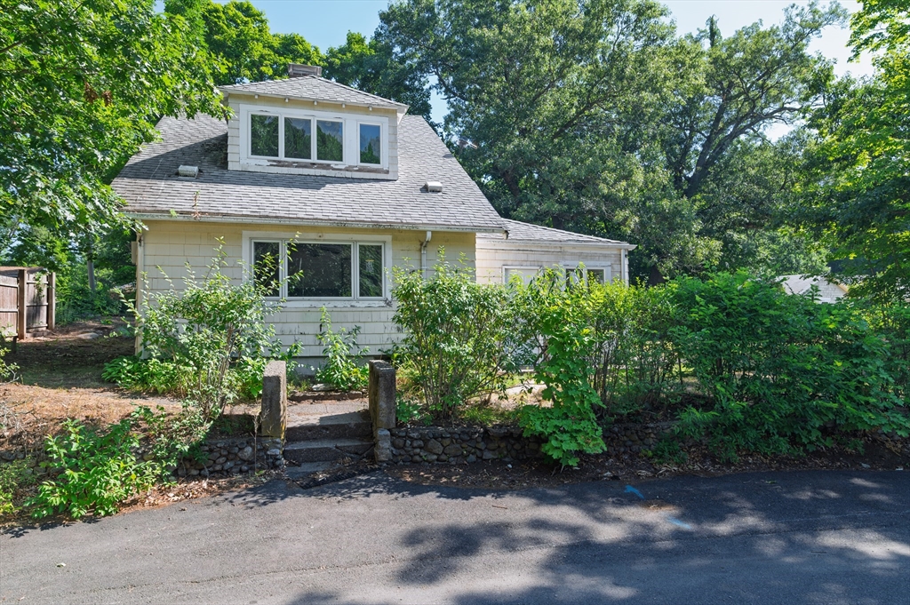 126 Lakehurst Ave Property Photo 3