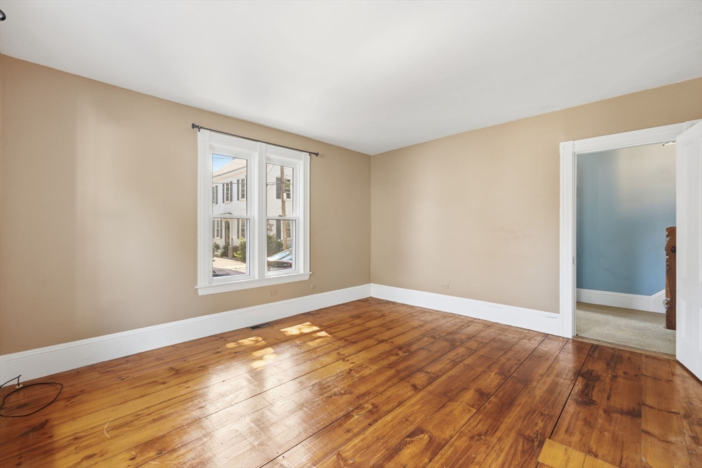 16 Collins St Property Photo 4