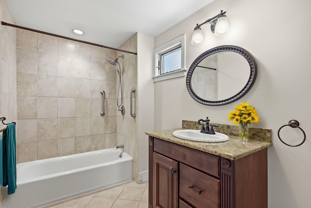 16 Collins St Property Photo 20