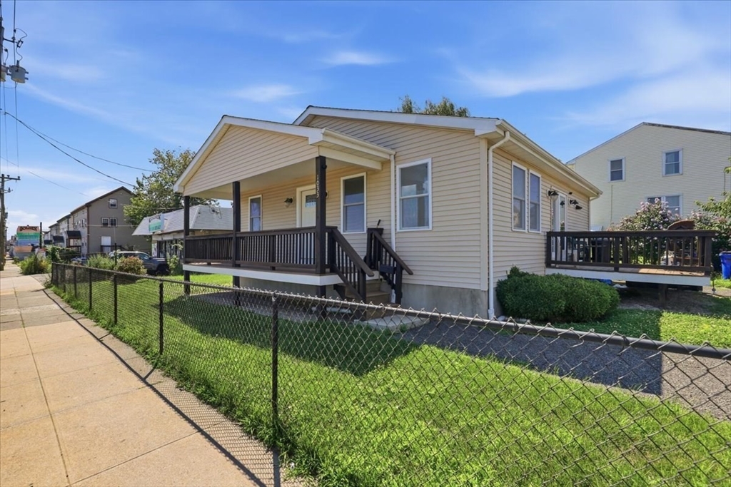 1033 Rodman St Property Photo 4