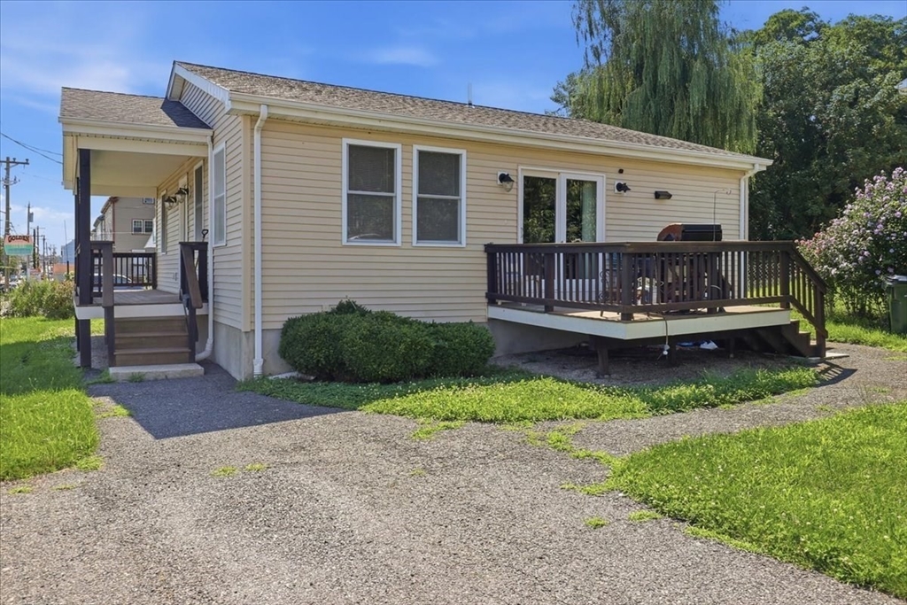 1033 Rodman St Property Photo 8