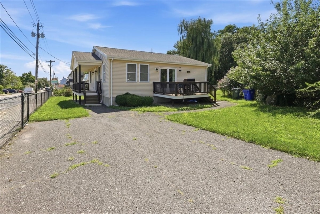 1033 Rodman St Property Photo 9
