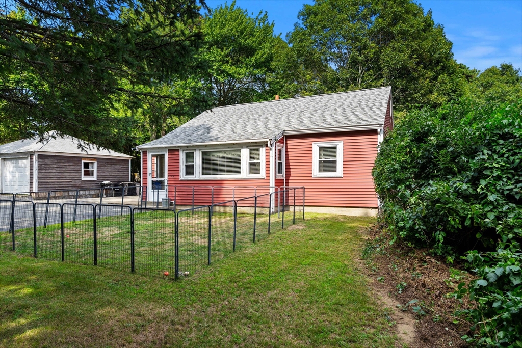 2 Hill Top Ln Property Photo 3
