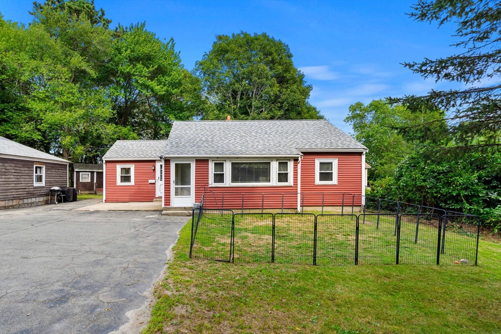2 Hill Top Ln Property Photo 5