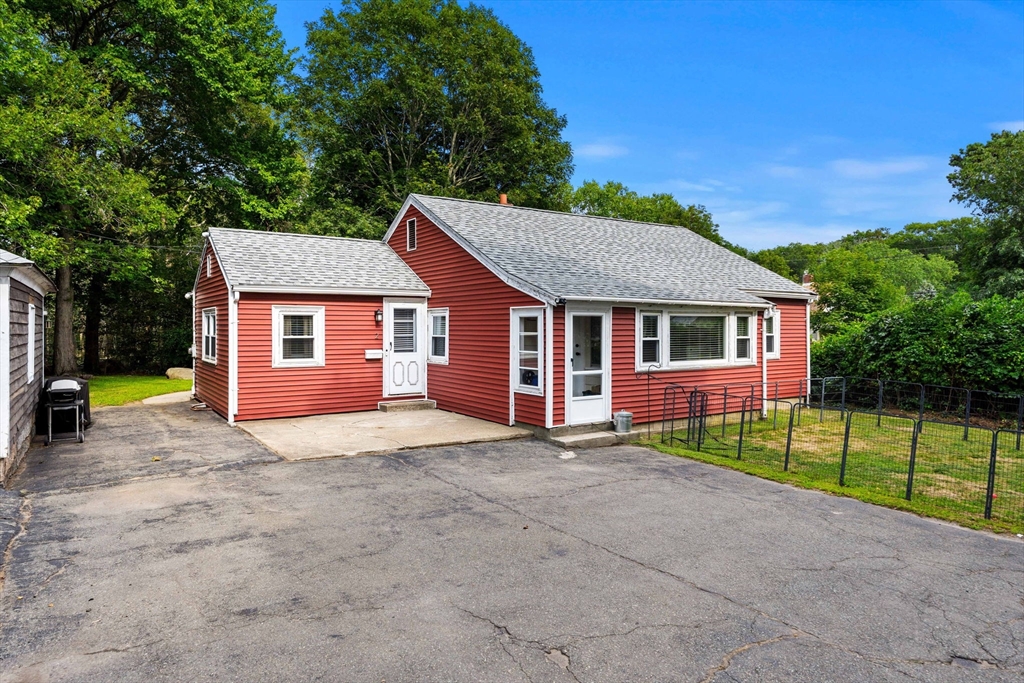 2 Hill Top Ln Property Photo 6