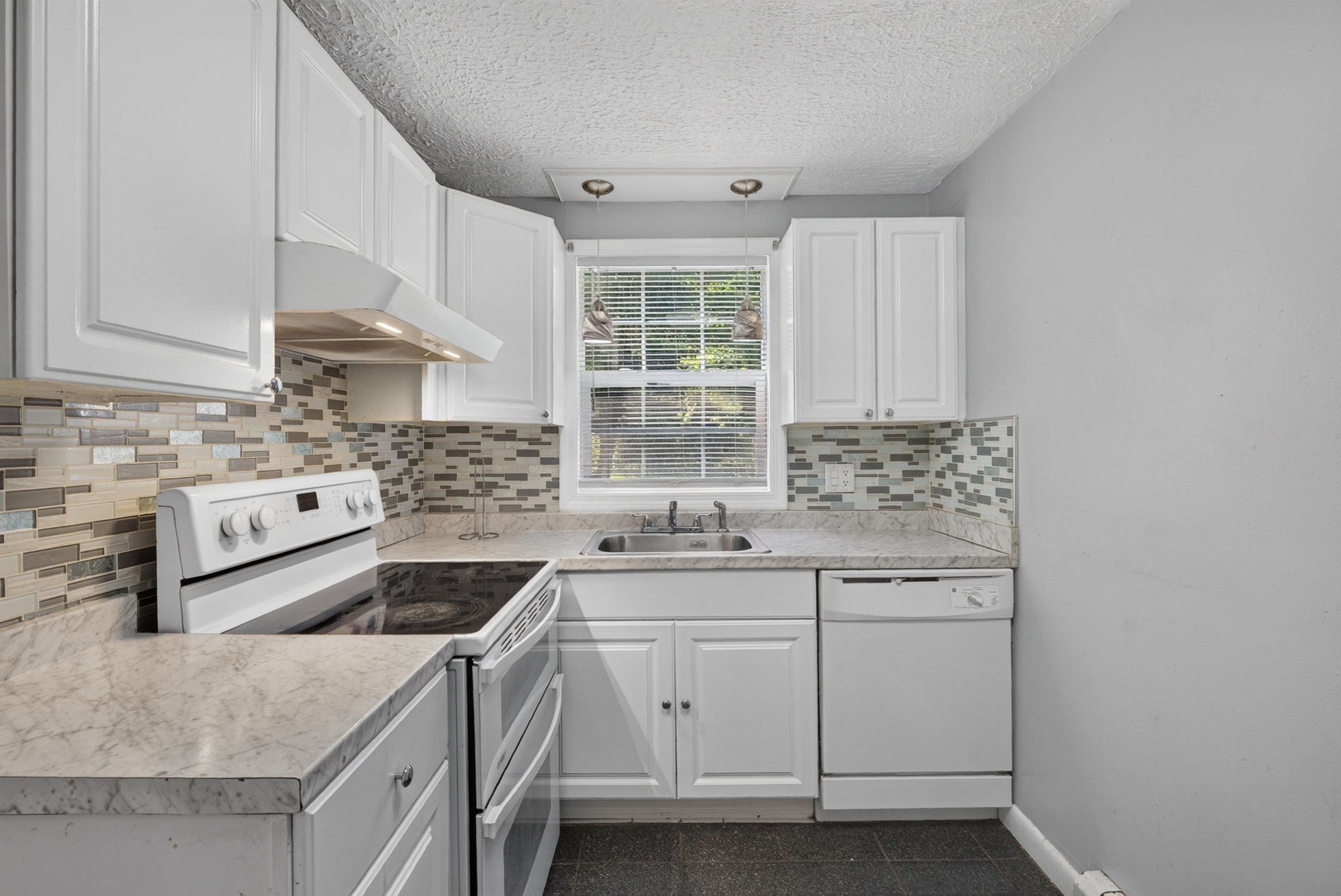 474-476 Franklin Street Property Photo 6