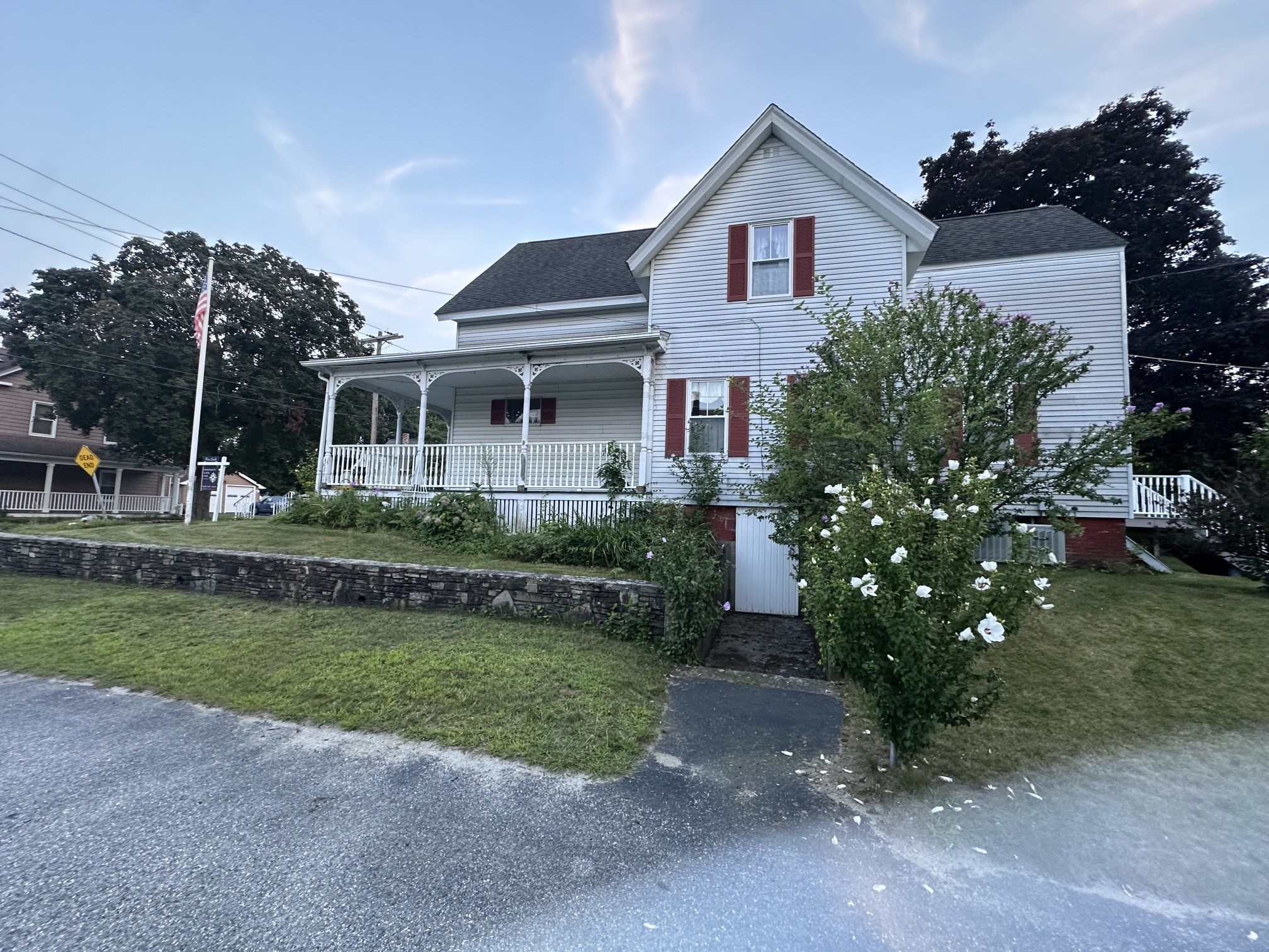 90 Locust Ave Property Photo 2