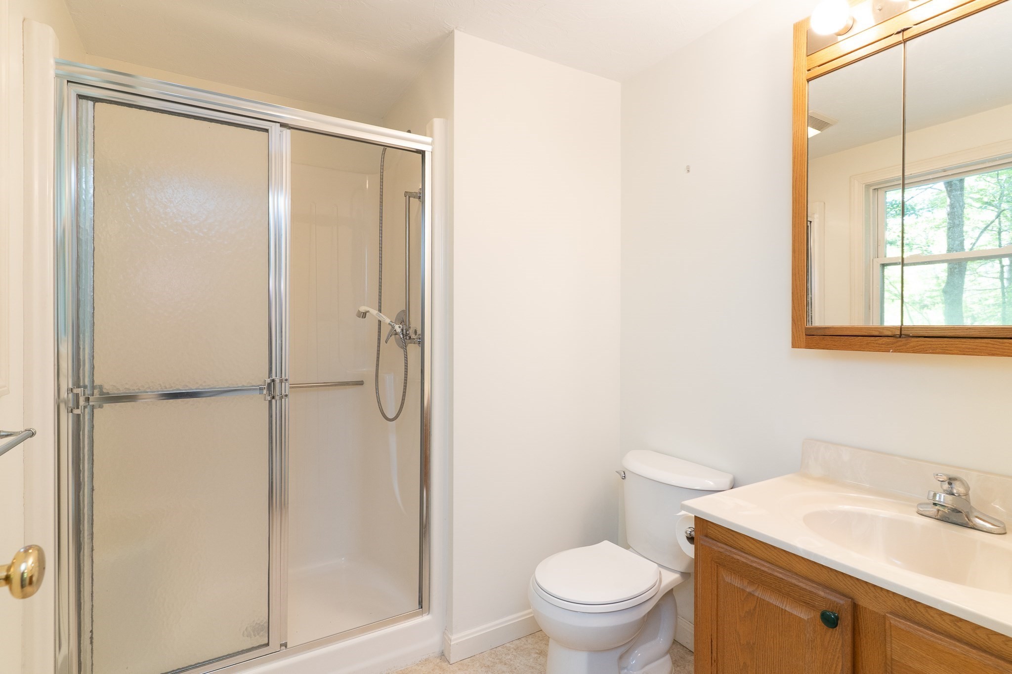611 Henshaw St Property Photo 24