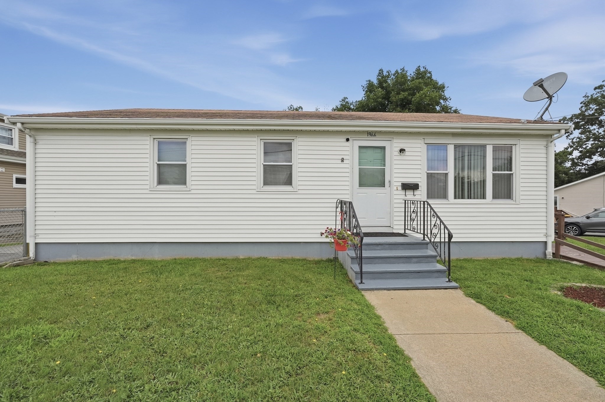 1966 Highland Ave Property Photo 1