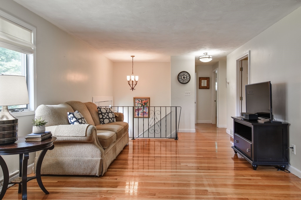 24 Upper Joclyn Ave Property Photo 3