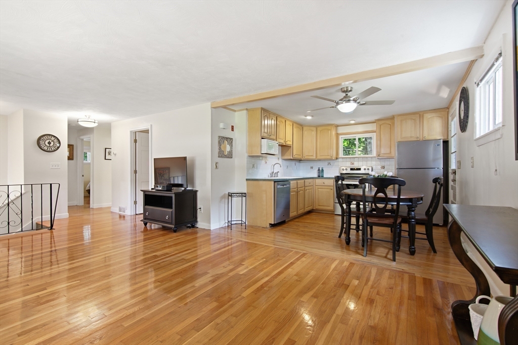24 Upper Joclyn Ave Property Photo 5