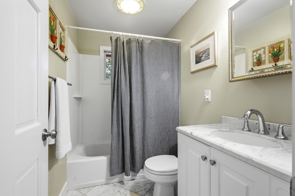 24 Upper Joclyn Ave Property Photo 14
