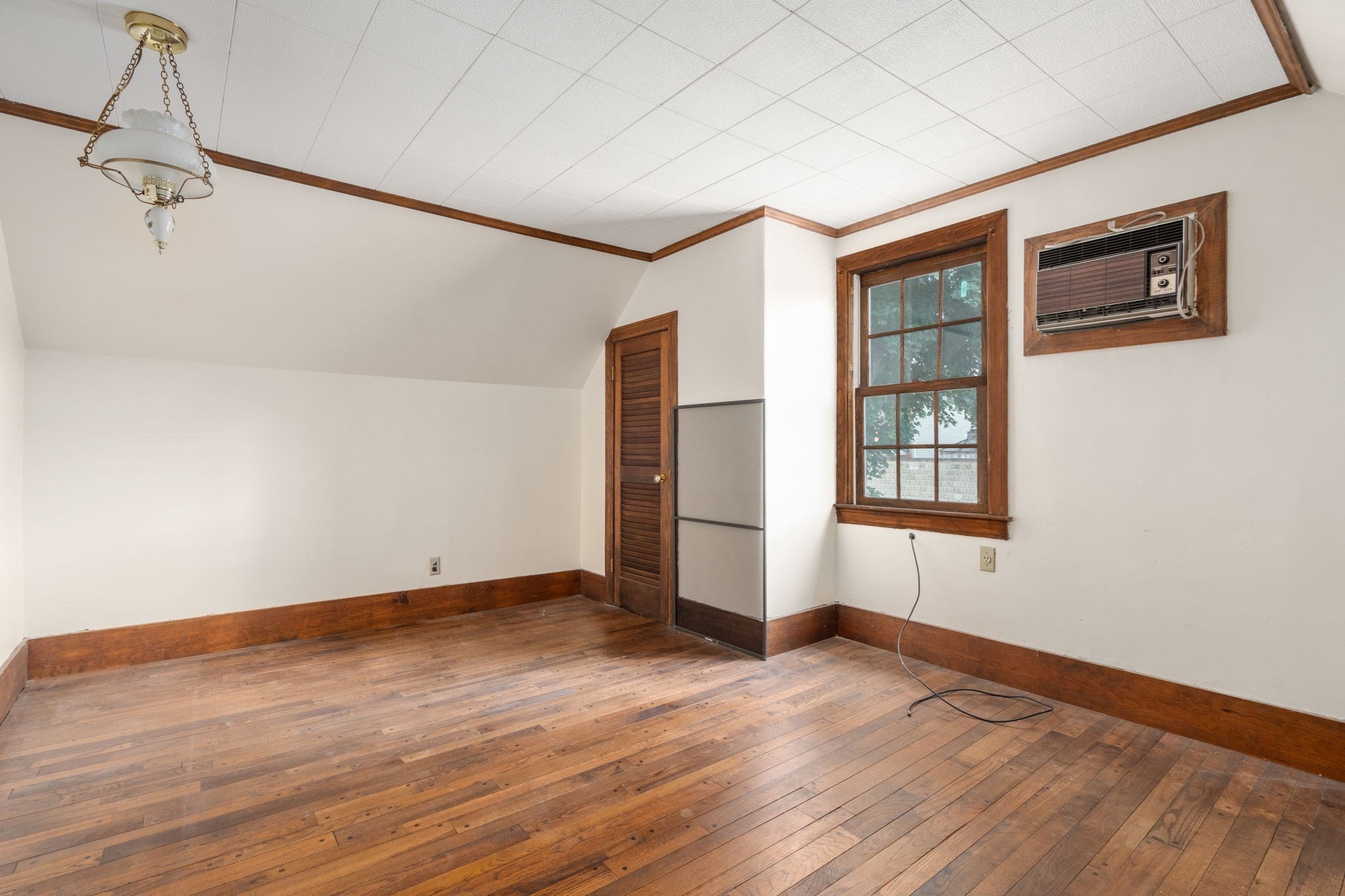 31 Everett Ave Property Photo 12