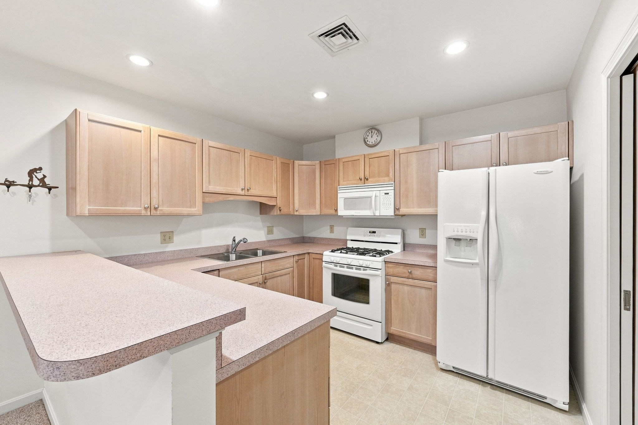 1068 Victoria St # A4 Property Photo 4