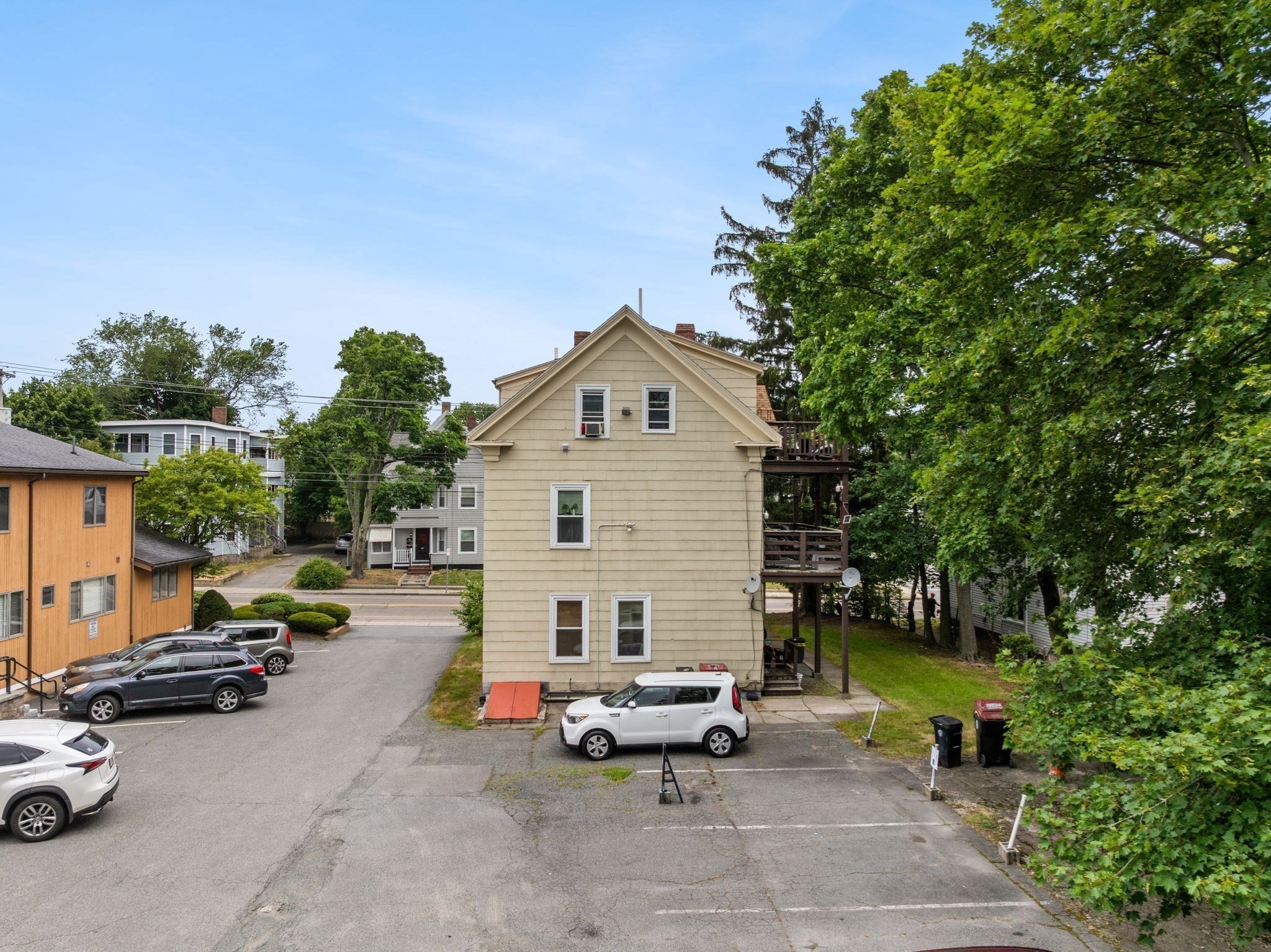 282 Belmont St Property Photo 4