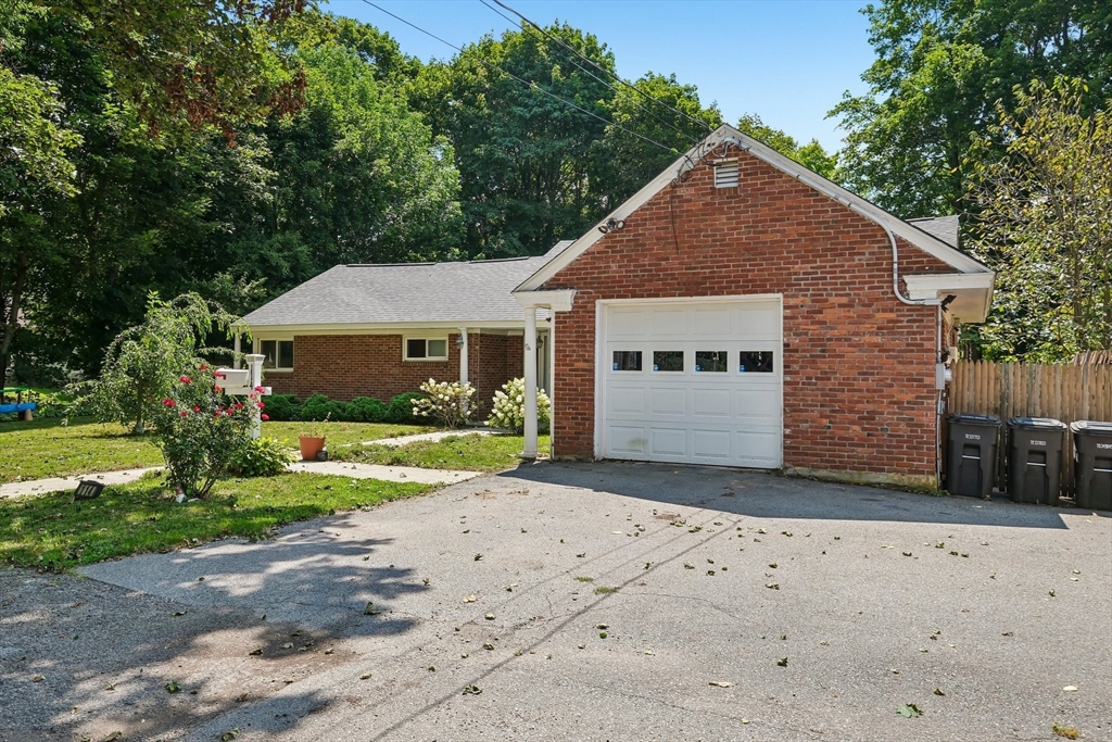 114 Rich St Property Photo 3