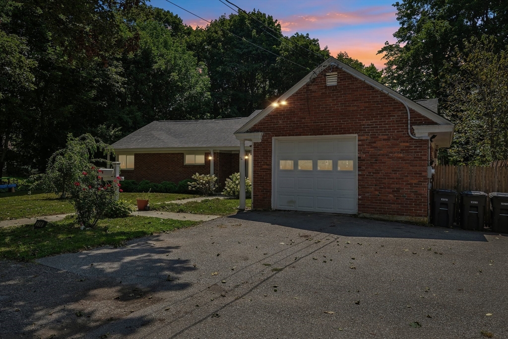 114 Rich St Property Photo 4