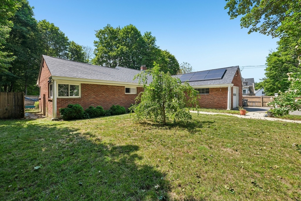 114 Rich St Property Photo 5