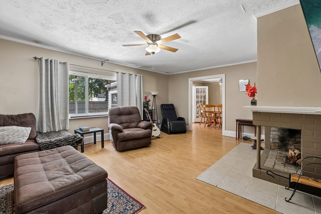 114 Rich St Property Photo 8