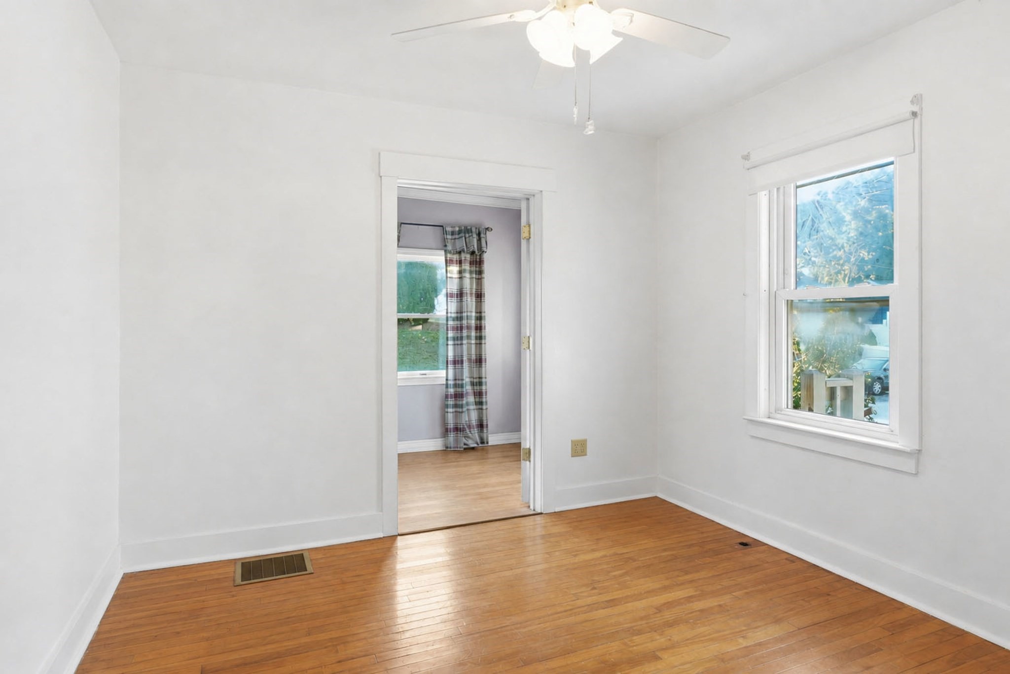 48 Litchfield Ave Property Photo 8