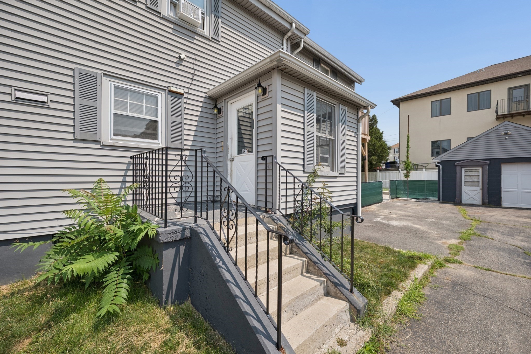 190 Raymond St Property Photo 4