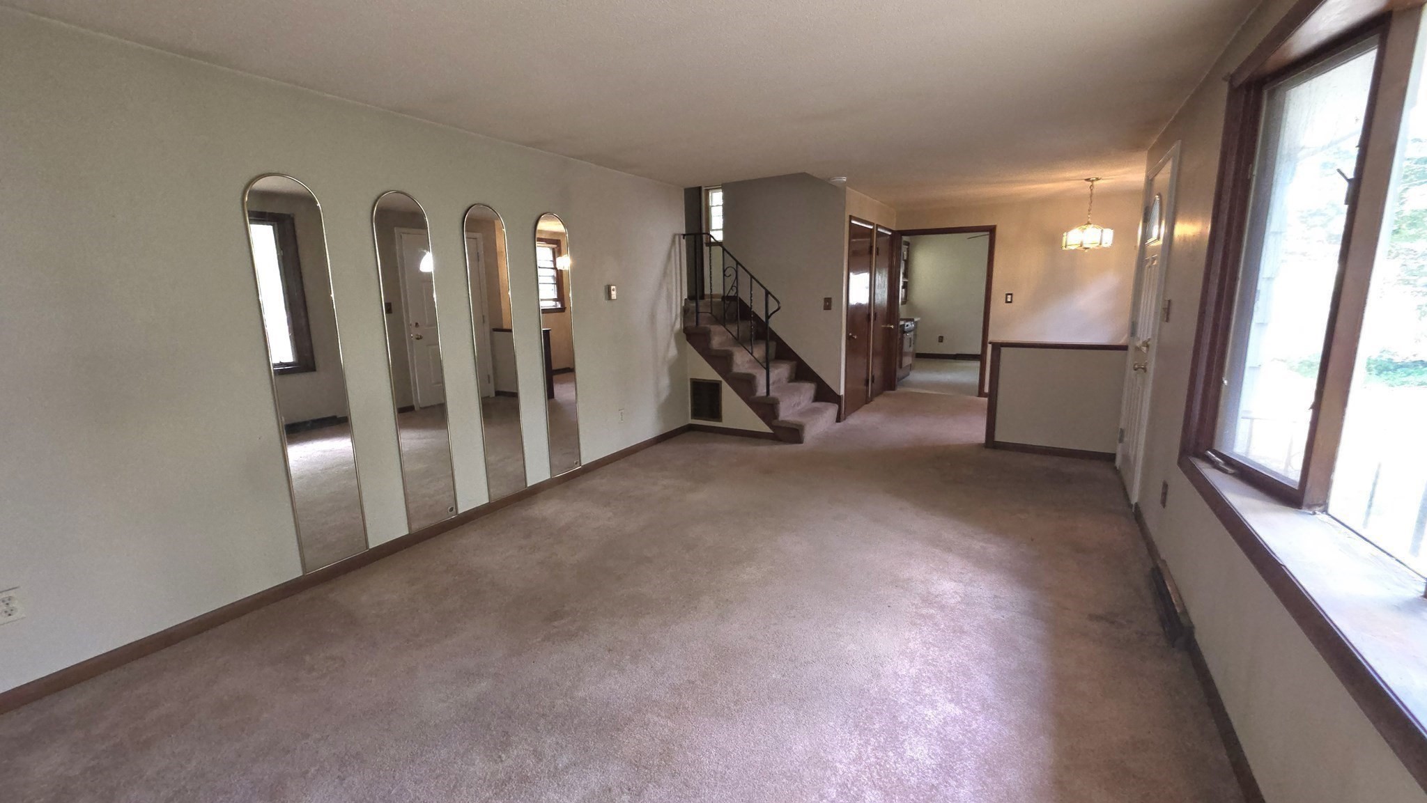 29 Whitcomb Ter Property Photo 5