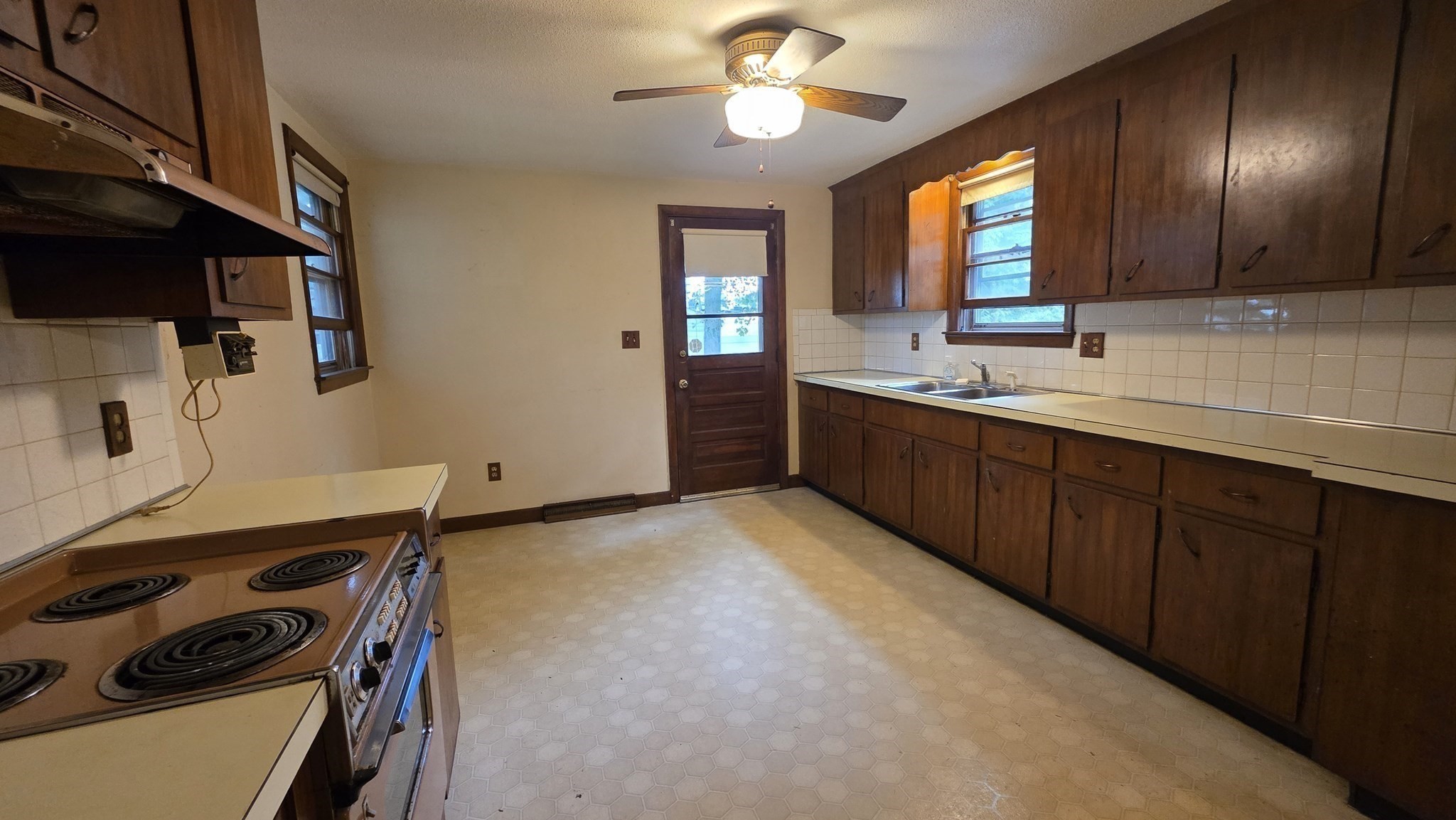 29 Whitcomb Ter Property Photo 7