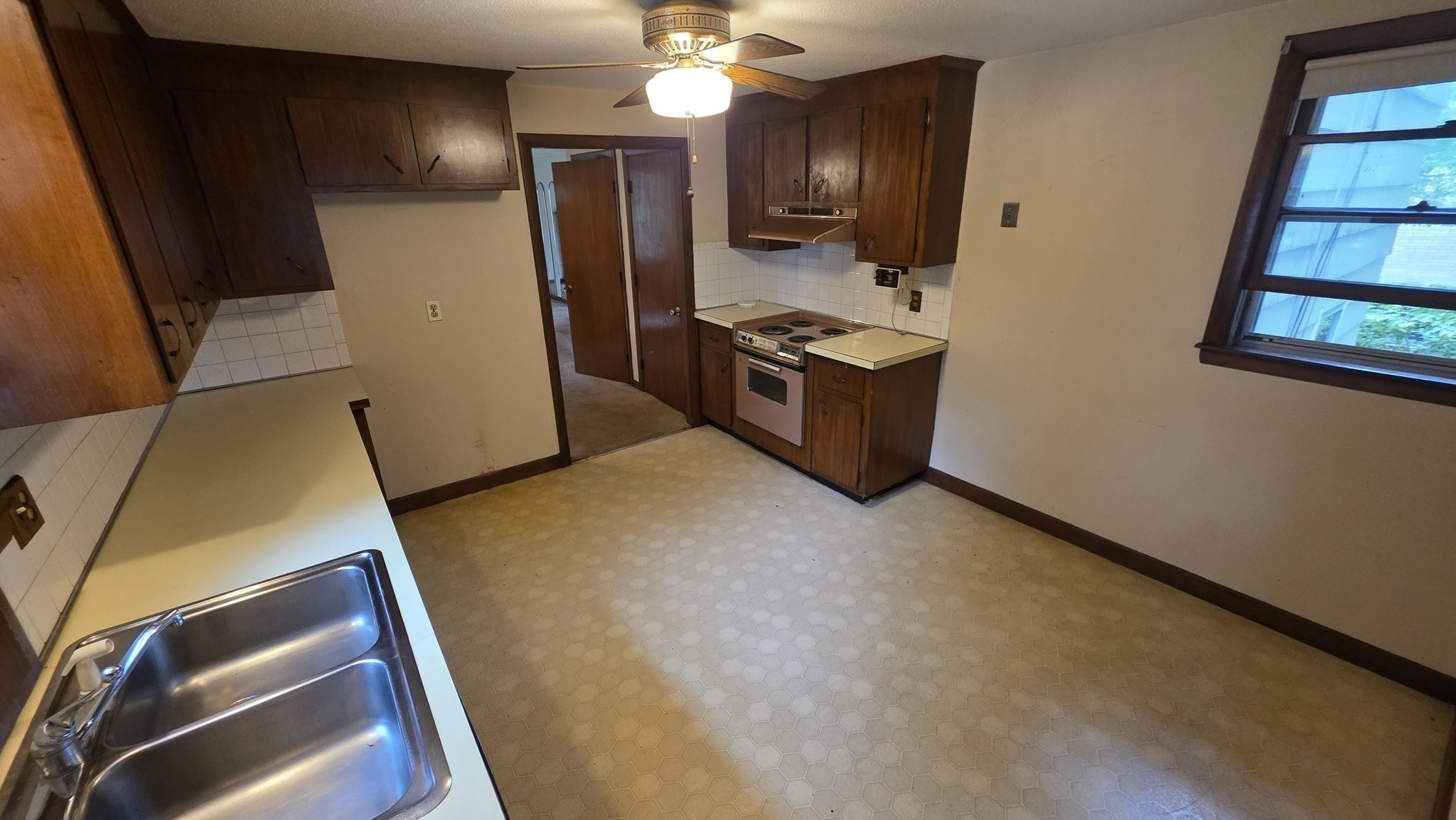 29 Whitcomb Ter Property Photo 8