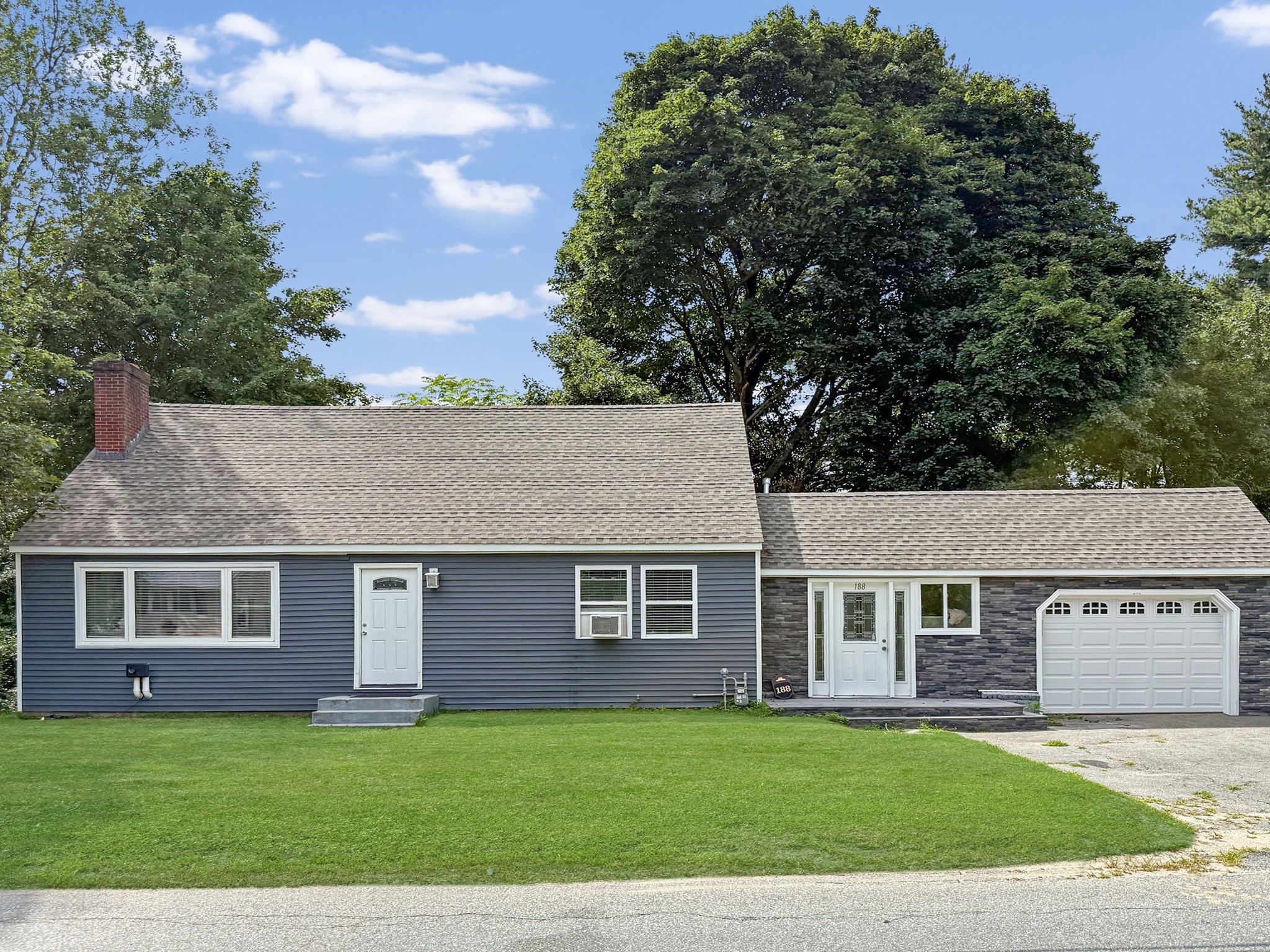188 Oak St Property Photo 1