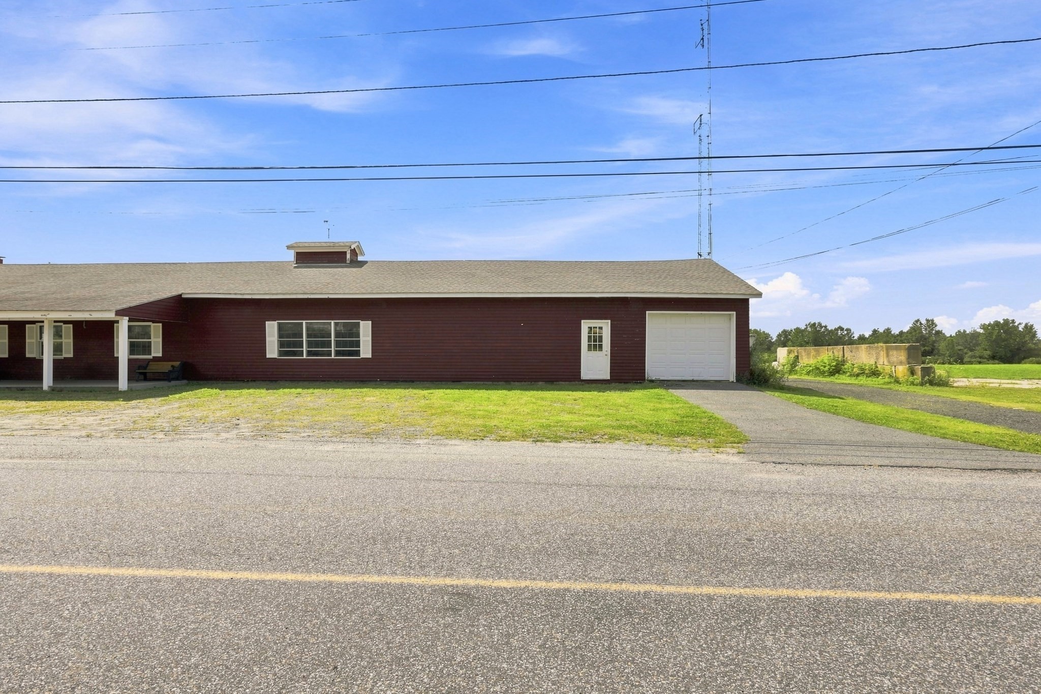 160 E Hill Rd Property Photo 3