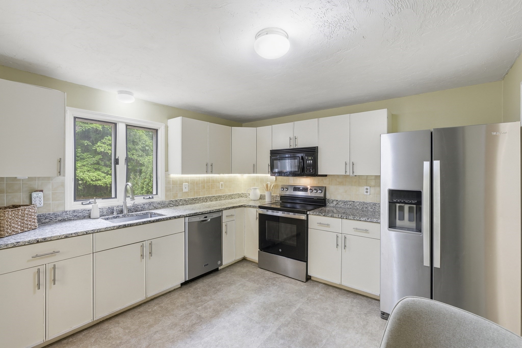 51 Hosmer St Property Photo 8