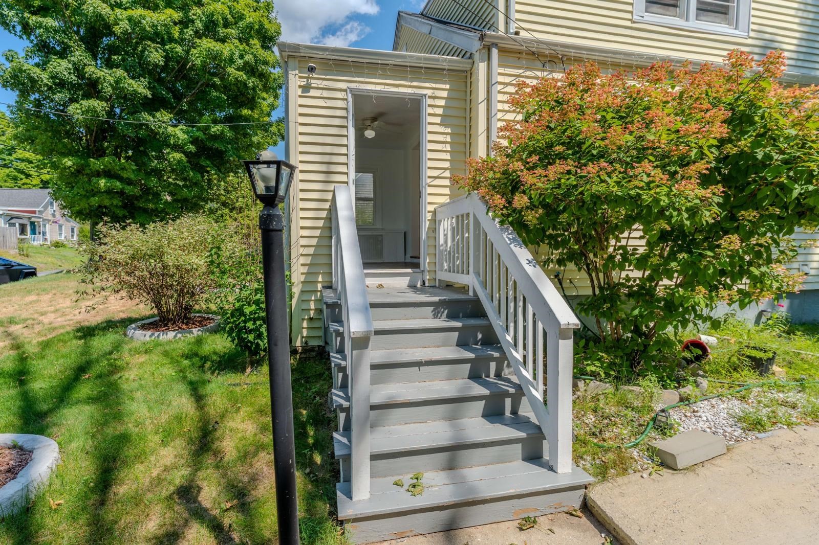 34 Hawthorne St Property Photo 4