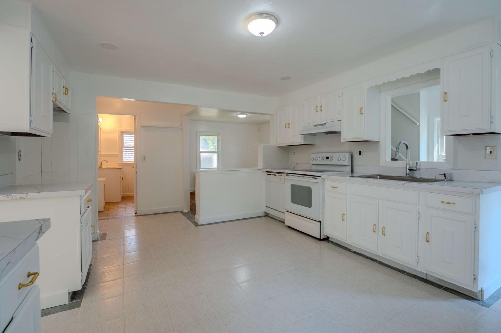 34 Hawthorne St Property Photo 11