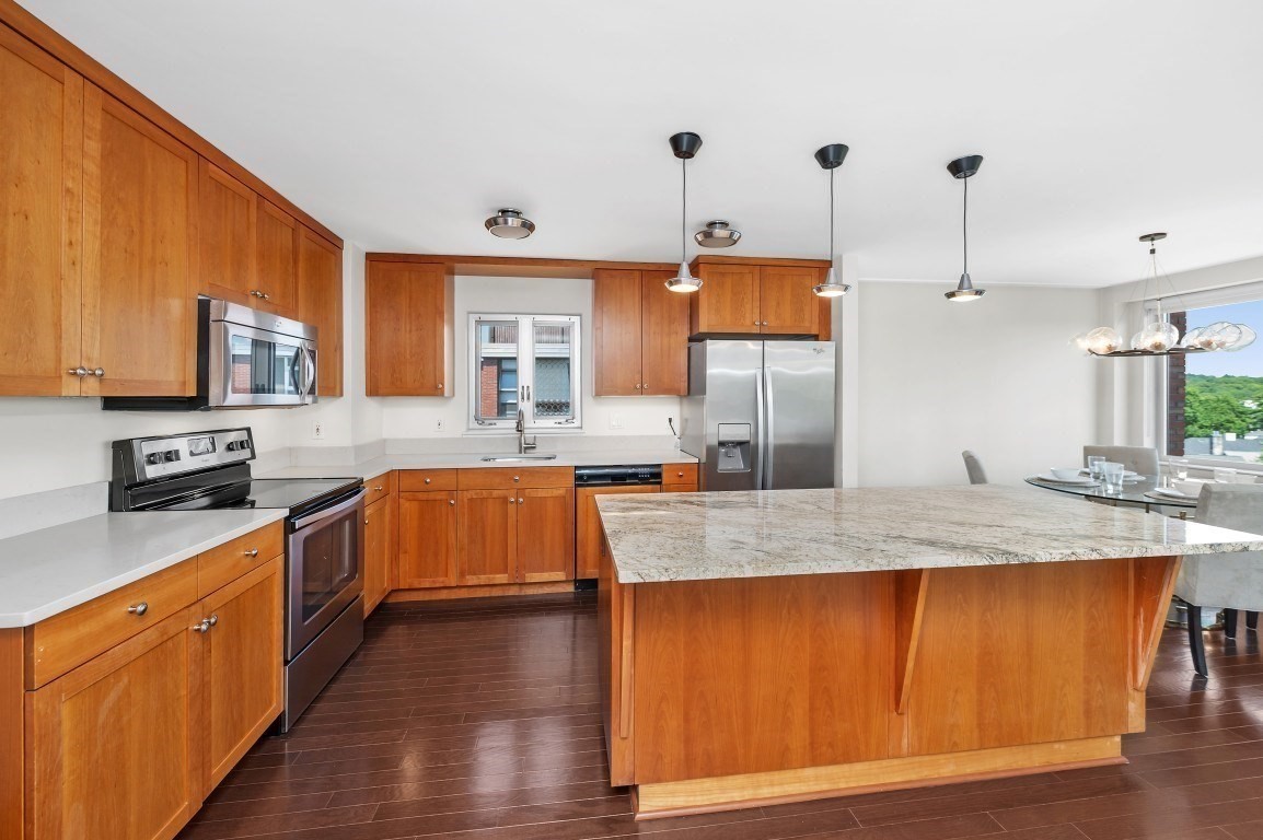 10 Hammond Pond Parkway # 607 Property Photo 12