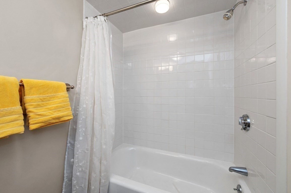 10 Hammond Pond Parkway # 607 Property Photo 18