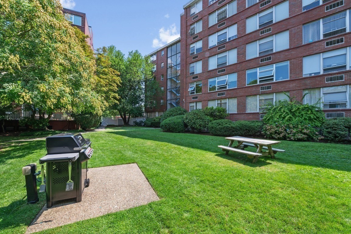 10 Hammond Pond Parkway # 607 Property Photo 28