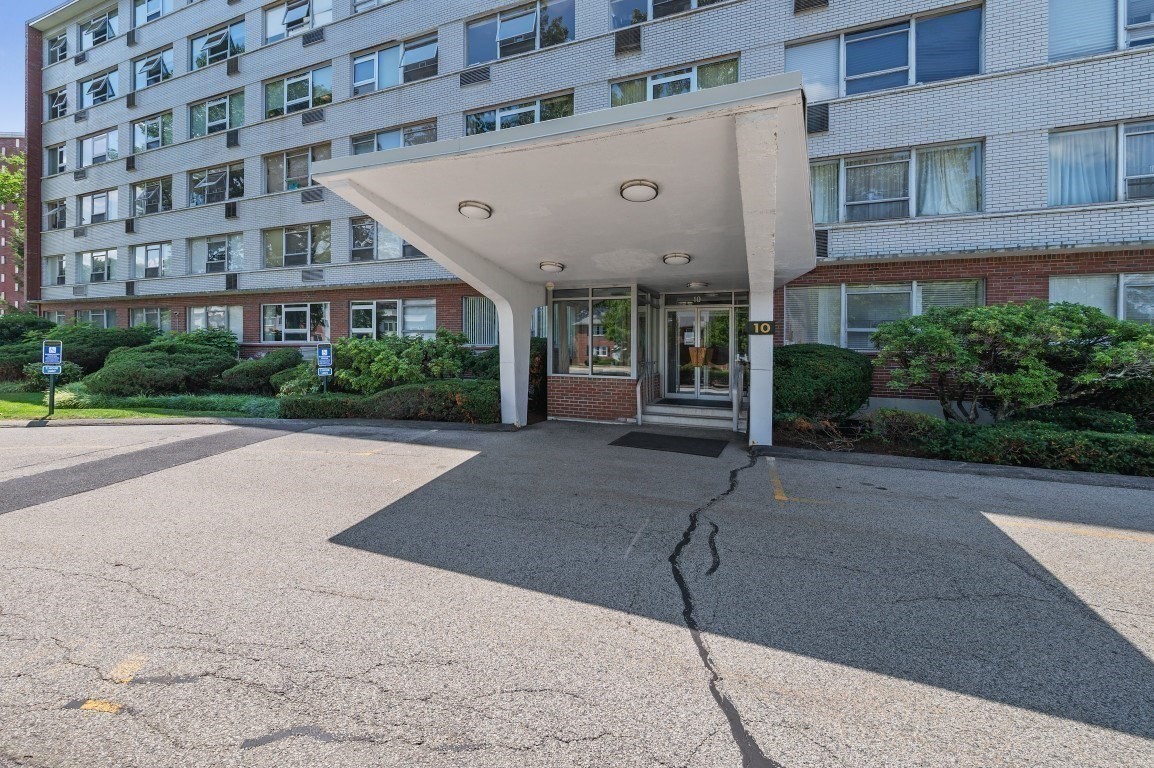 10 Hammond Pond Parkway # 607 Property Photo 31